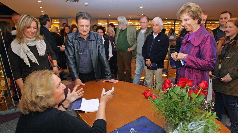 A governadora Yeda Crusius prestigia a sessão de autógrafos do lançamento do livro Múltipla Escolha, da escritora Lya Luft.