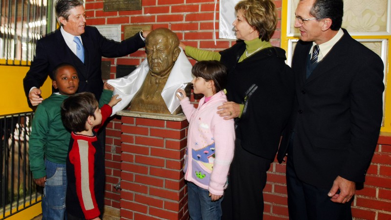 A governadora Yeda Crusius, acompanhada do embaixador da República Argentina, Juan Pablo Lohlé(E), e do secretário da Educação, Ervino Deon, durante a solenidade de inauguração de busto e alteração de designação de nome da Escola Estadual de Ensino
