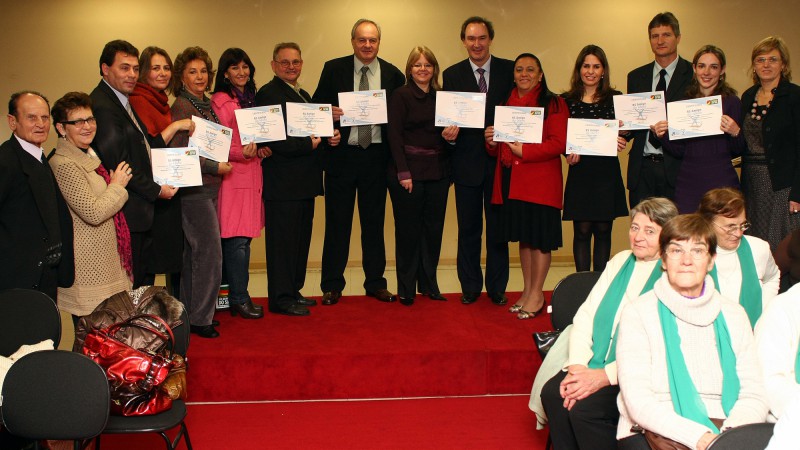 A secretária adjunta da Saúde, Rejane Richter, representando a Governadora Yeda Crusius, acompanhada de Sandra Vial, Milton Stella, e o prefeito de São Paulo das Missões, Valmir Thume , entrega certificados da estapa piloto do projeto RS Amigo do Idoso