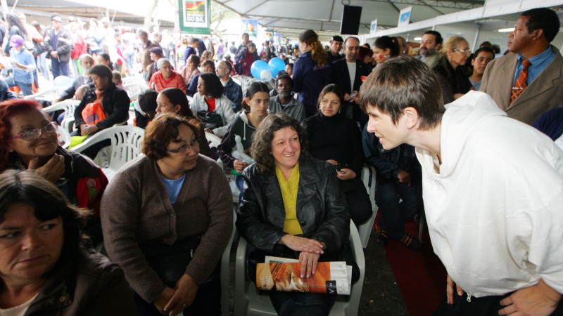 A presidente do Comitê de Ação Solidária, Tarsila Crusius, conversa com moradores da região durante a Rua da Cidadania em Pelotas, na região sul do Estado.