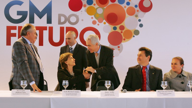 A governadora Yeda Crusius é cumprimentada pelo presidente da GM do Brasil e Mercosul, Jaime Ardila, antes do início da solenidade de início da expansão do Complexo Industrial Automotivo da GM, em Gravataí.