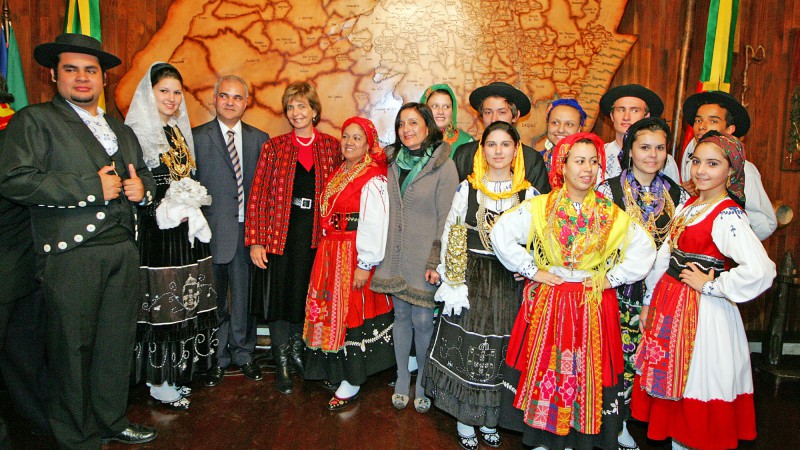 A governadora Yeda Crusius, acompanhada do vice-c&ocirc;nsul de Portugal, Adelino Vera Cruz Pinto(C) durante o jantar comemorativo ao Dia de Portugal e o in&iacute;cio das comemora&ccedil;&otilde;es dos 266 anos da coloniza&ccedil;&atilde;o portuguesa no RS, realizado no Galp&atilde;o Crioulo do
