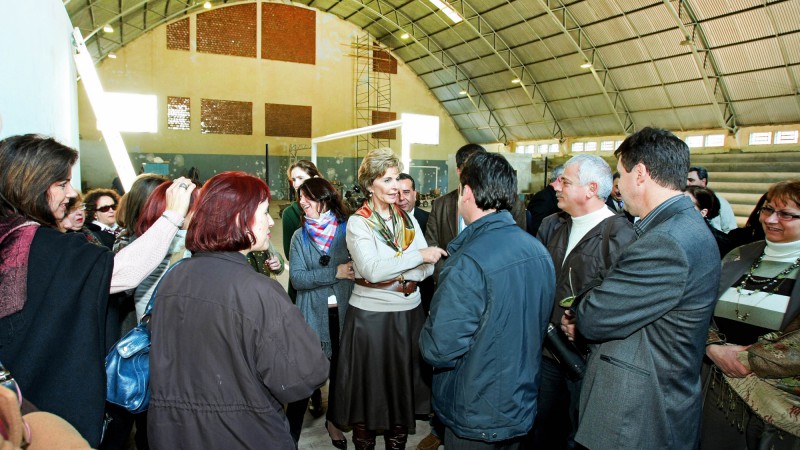 A governadora Yeda Crusius durante vistoria das obras da Escola de 1&ordm; e 2&ordm; graus Cassiano do Nascimento, em Pelotas.