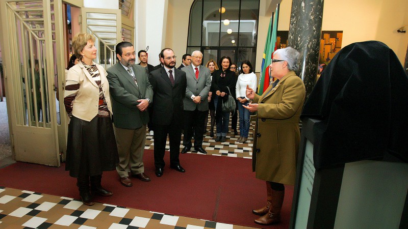 A governadora durante cerimônia de doação do busto de Mário Quintana, por Jussara Stockinger,  na Casa de Cultura Mário Quintana.