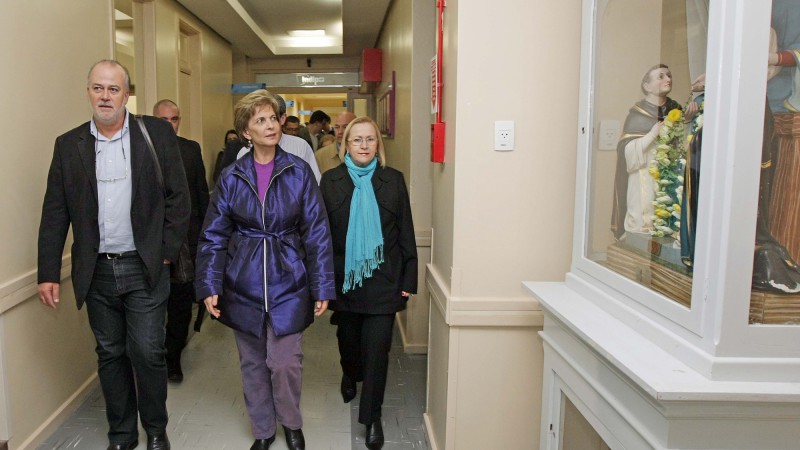 A governadora Yeda Crusius, acompanhada do superintendente do Hospital, Francisco Ferrer, e da secretária da Saúde, Arita Bergmann, durante visita às instalações do Hospital Pompéia, em Caxias do Sul.
