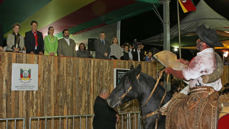 A governadora Yeda Crusius, acompanhada do presidente da Assembléia Legislativa, Giovani Cherini(C), e do secretario da Cultura, Cézar Prestes(D), durante a cerimonia oficial de abertura do Desfile Temático comemorativo à Semana Farroupilha, na avenida