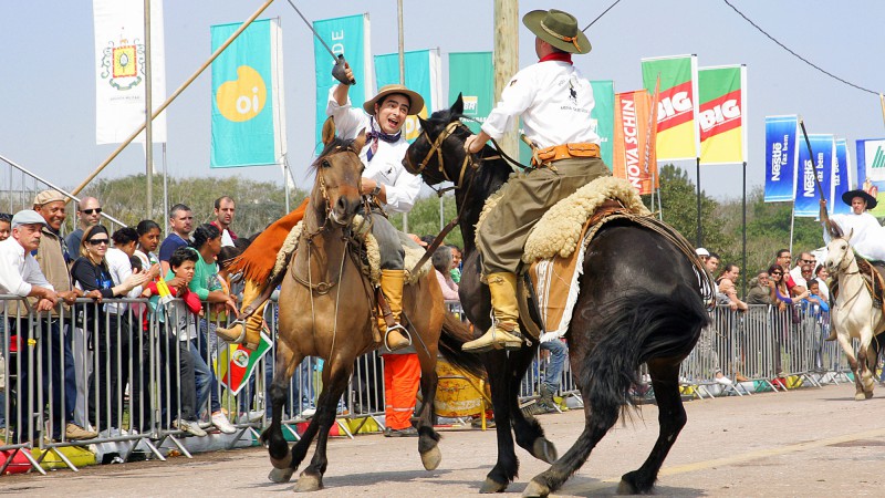 Representantes de piquetes e de Centros de Tradições Gaúchas (CTGs), participam do Desfile Farroupilha, na avenida Edivaldo Pereira Paiva(Beira-Rio), em Porto Alegre.