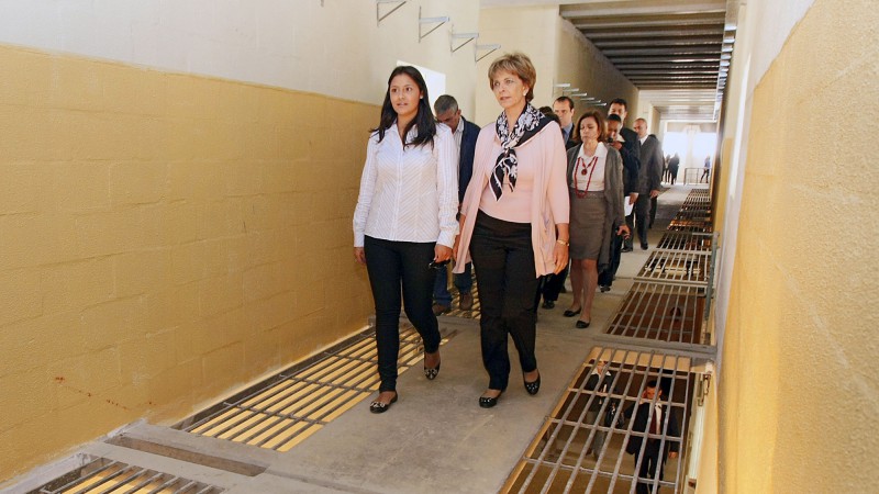 A governadora, Yeda Crusius durante visita as obras da Penitenciária Estadual Feminina de Guaíba.