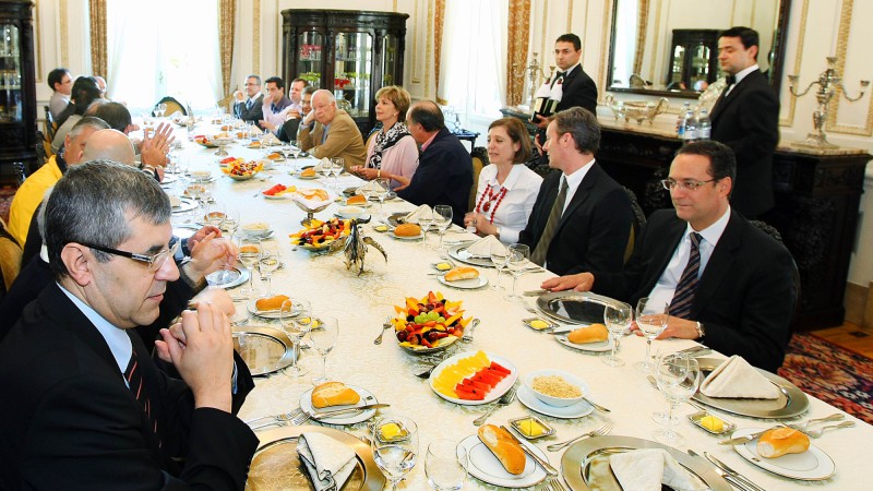 A governadora Yeda Crusius recebe um grupo formado por jornalistas, comunicadores e formadores de opinião, para uma reunião-almoço no salão dos banquetes, ala residencial do Palácio Piratini.