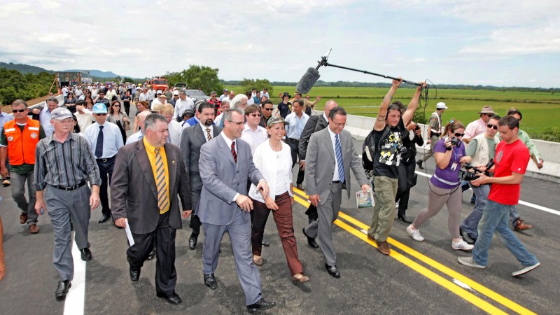 A governadora Yeda Crusius, durante a cerim&ocirc;nia de inaugura&ccedil;&atilde;o da nova Ponte Hilberto Boeck sobre o Rio Jacu&iacute; na RSC 287, em Agudo.