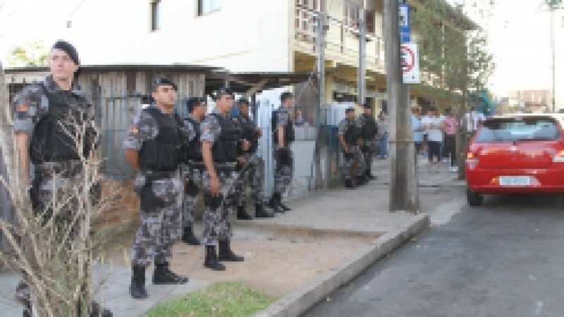 Na madrugada desta terça-feira (09), a Brigada Militar realizou a Operação Centauro Guajuviras, para desarticular uma quadrilha de tráfico de drogas que agia na Grande Porto Alegre. A ação, comandada pelo subcomandante-geral da Brigada Militar, coronel