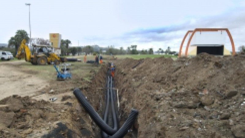 A governadora do Estado, Yeda Crusius, autorizou o Grupo Ceee a&nbsp;investir, em parceria com a Procable Energia e Telecomunica&ccedil;&otilde;es, R$ 50 milh&otilde;es na constru&ccedil;&atilde;o de uma nova Linha de Transmiss&atilde;o subterr&acirc;nea de energia em Porto Alegre, na tens&atilde;o de 230 kv