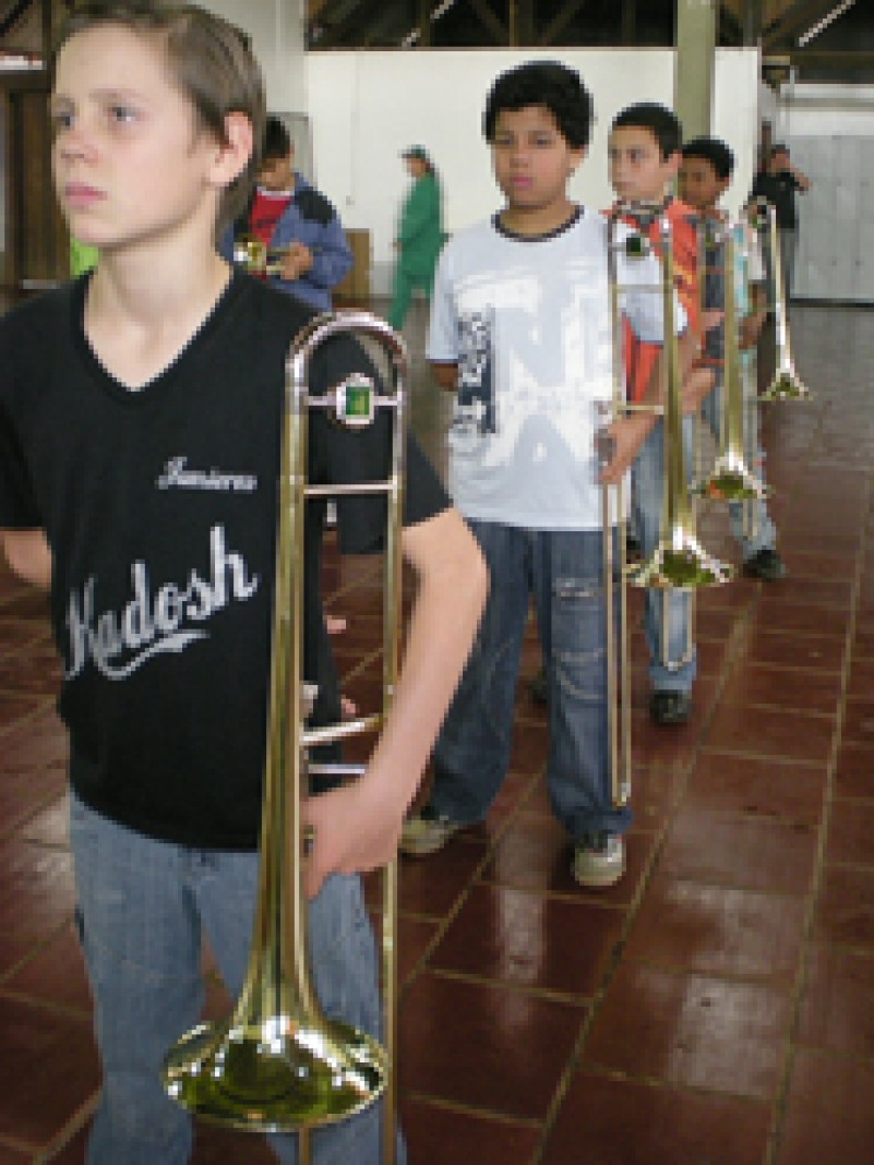 Desenvolver habilidades art&iacute;sticas de crian&ccedil;as e adolescentes em situa&ccedil;&atilde;o de vulnerabilidade social&nbsp;por meio&nbsp;do ensino da m&uacute;sica e da viv&ecirc;ncia em grupo. Com este objetivo foi criado no Rio Grande do Sul um projeto in&eacute;dito que visa a cria&ccedil;&atilde;o de bandas