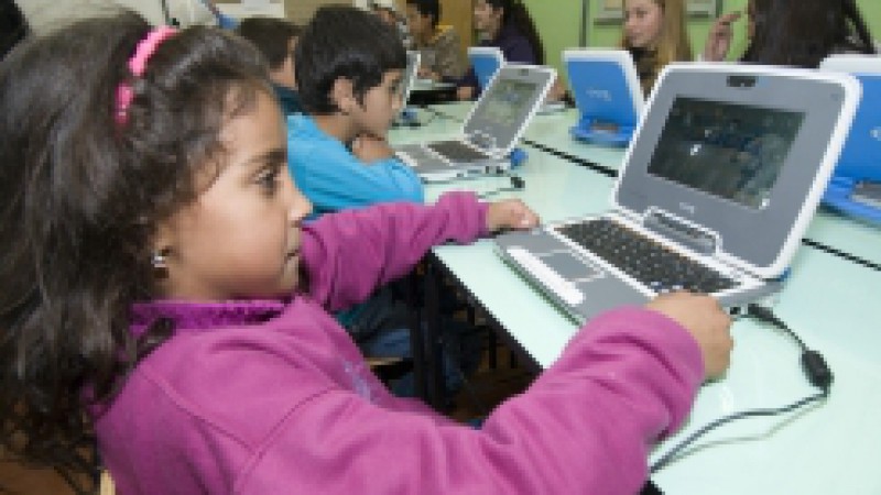 O Governo do Estado, por meio do Grupo CEEE entregou, nesta terça-feira (29), depois de três meses de instalação e testes, o acesso à internet pela rede elétrica a alunos de duas escolas de Candiota. A empresa apadrinhou o projeto Um Computador por