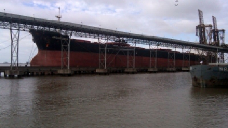 O navio Apostolos D, de bandeira liberiana, que encerrou suas operações neste domingo (06), na Tergrasa, registrou o maior volume de carga já embarcada em um único barco em Rio Grande. Ao todo foram carregados mais de 64 mil toneladas de soja em grão. A