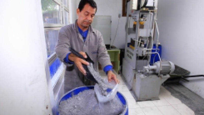 A utilização das cinzas de carvão como subproduto resulta em numerosos benefícios, entre os quais podem ser citados: uma diminuição significativa da necessidade de áreas destinadas aos aterros, a conservação de recursos naturais, um ambiente mais limpo e