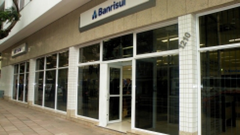 O Banrisul inaugurou nesta segunda-feira (31), as novas instalações da agência Cidade Baixa, localizada na Avenida Borges de Medeiros, 1.214, em Porto Alegre. A cerimônia de abertura contou com a presença do vice-presidente do Banco, Rubens Bordini, do