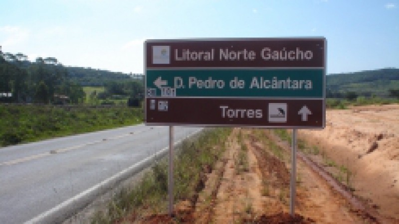 A primeira etapa do projeto Caminhos do Turismo, que integra o Programa Estruturante Nossas Cidades, será concluída com a instalação de 112 placas de sinalização no Litoral Norte. A informação foi divulgada pelo secretário estadual do Turismo, Esporte e