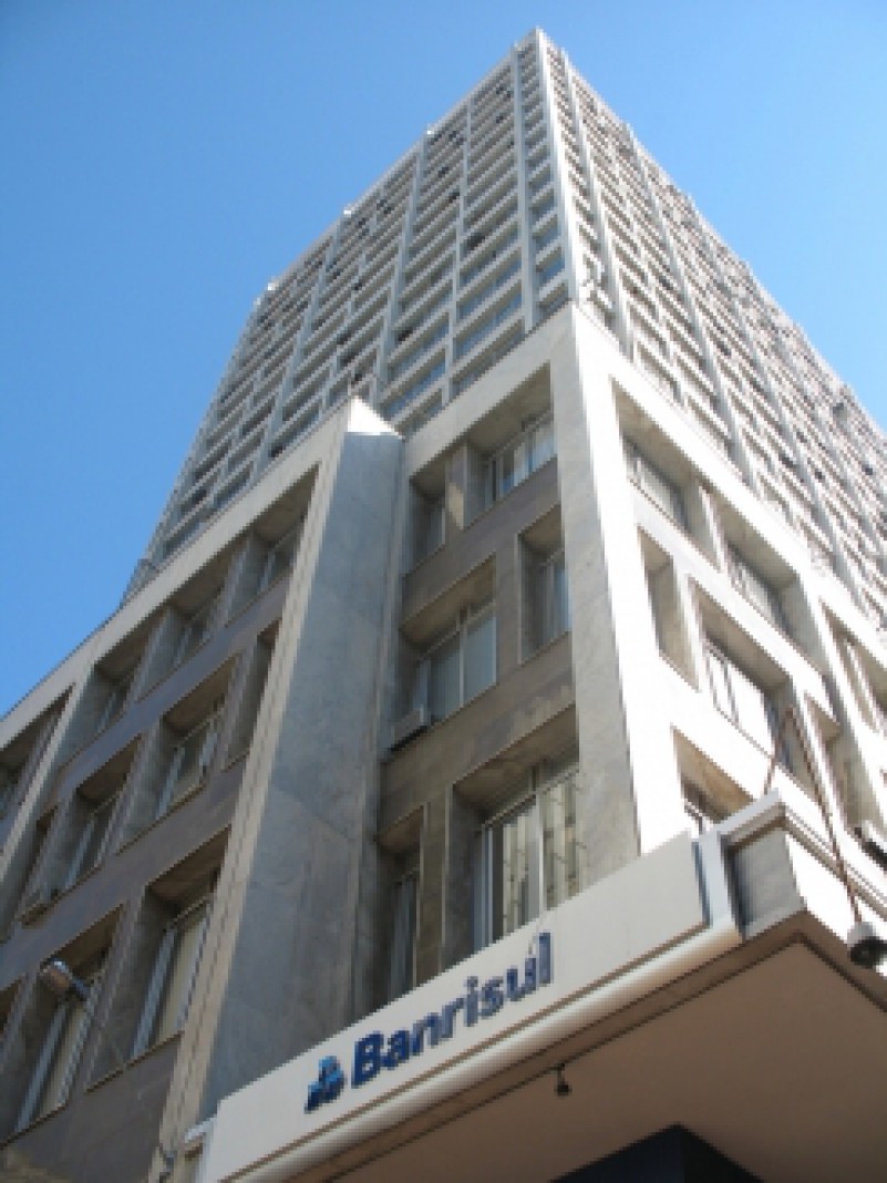 O Banrisul alcançou lucro líquido de R$ 121,9 milhões no primeiro trimestre de 2010, crescimento de 14,4% em relação ao resultado do mesmo período de 2009. O presidente do banco, Mateus Bandeira, ressaltou que o desempenho da instituição reflete a