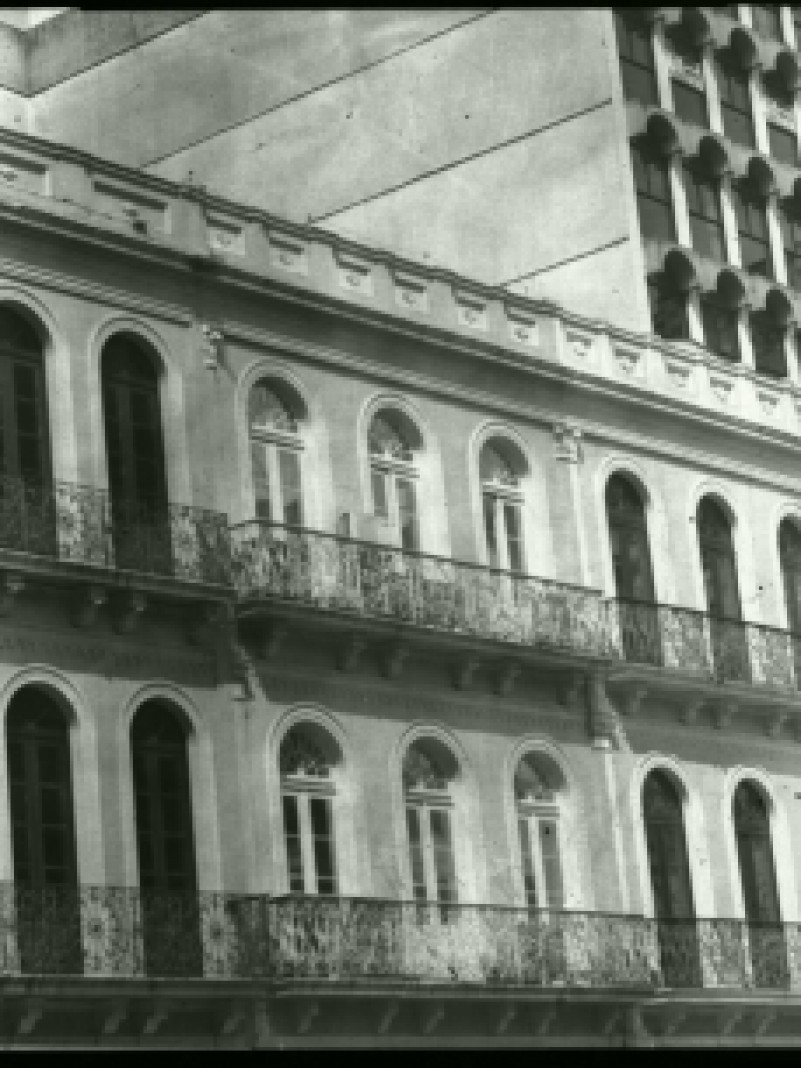 Imagens de Porto Alegre em preto e branco obtidas com uma câmera artesanal é o mote da exposição Poá-Alt, que reúne o trabalho de Amílcar Pinto, Gustavo Razzera, Victória Campello, Wladimir Pereira Neto e Sérgio Sakakibara (Japa). São 51 fotos da cidade