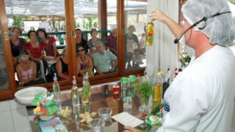 Os visitantes da 10ª Expoagro Afubra aproveitaram não só para obter informações sobre novas tecnologias, cultivos e criações, mas também para se deliciar com algumas das receitas elaboradas na cozinha da casa da Emater/RS-Ascar no evento. Adroaldo