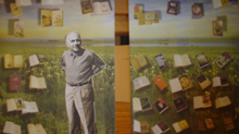 É por um enorme amor à vida que a gente faz arte. Multiplico minha vida na criação da dos outros. O teor desta declaração do escritor Erico Verissimo, datada de 1973, é o mote da exposição itinerante Amor à Vida - Erico Verissimo 100 anos, a qual foi