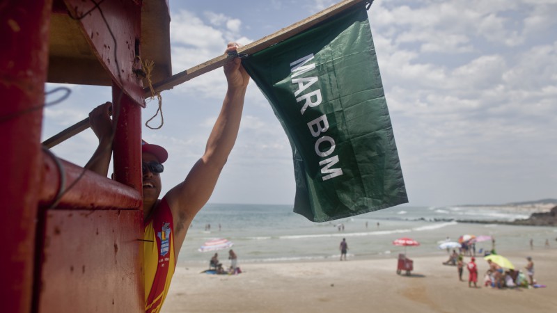 23.12.11: Salva-vidas coloca a bandeira verde na praia da Guarita, indicativo de Mar Bom para os veranistas.