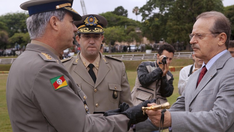 O governador Tarso Genro durante a cerimônia de transmissão do Comando na Brigada Militar ao Coronel Sérgio Roberto de Abreu(E).