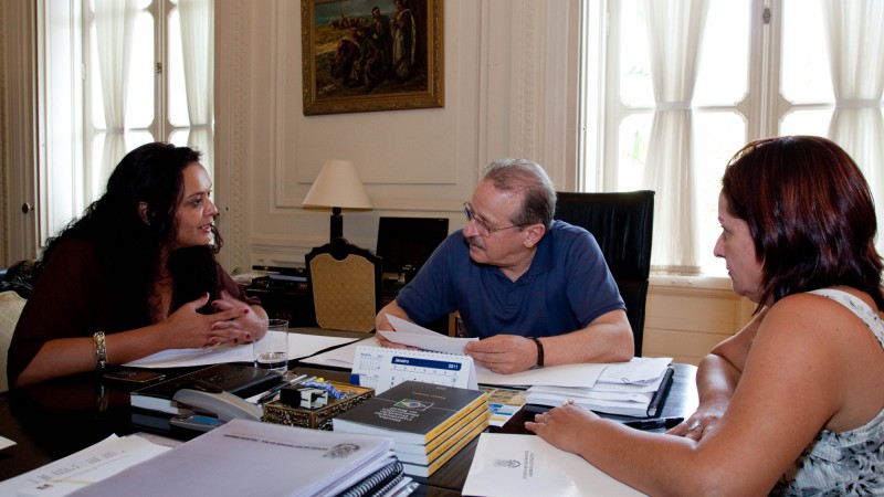 O governador, Tarso Genro, em audiência com a deputada estadual, Cecília Hypolito e secretária de Políticas Públicas para a Mulher, Márcia Santana(E).