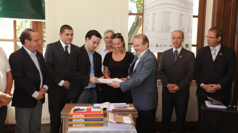 Govenador Tarso Genro recebe documentação da comissão sobre a anistia de Jango no memorial João Goulart em São Borja participam da cerimônia Juliana Brizola e Christopher Goulart