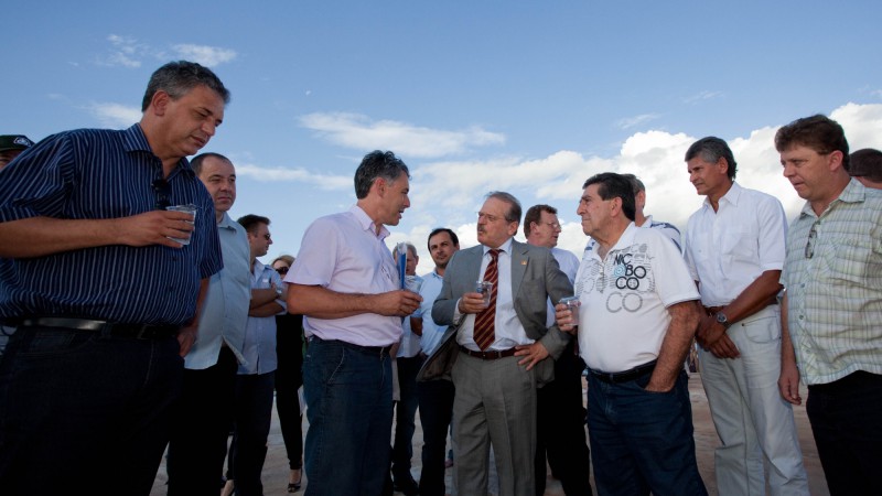 Governador Tarso Genro visita obras da Corsan em Carazinho.