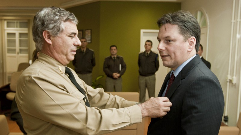 10.05.11: Chefe da Casa Civil Carlos Pestana recebe condecoração com a medalha grau bronze do Comandante da Brigaba Militar Coronel Sergio Roberto de Abreu.