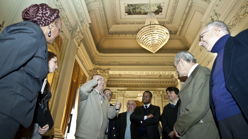 18.05.11: Comissão da Legalidade faz visita guiada pelo Palácio Piratini. Reunidos no meio do Salão Negrinho do Pastoreio, escutando um episódio do jornalista JK.