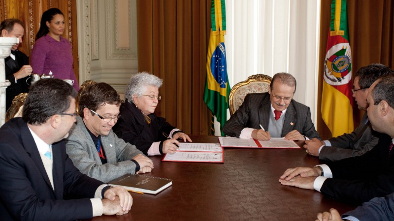 Governador Tarso Genro na assinatura do Termo de Cooperação Técnica entre a Telebrás e o Governo do Estado do Rio Grande do Sul