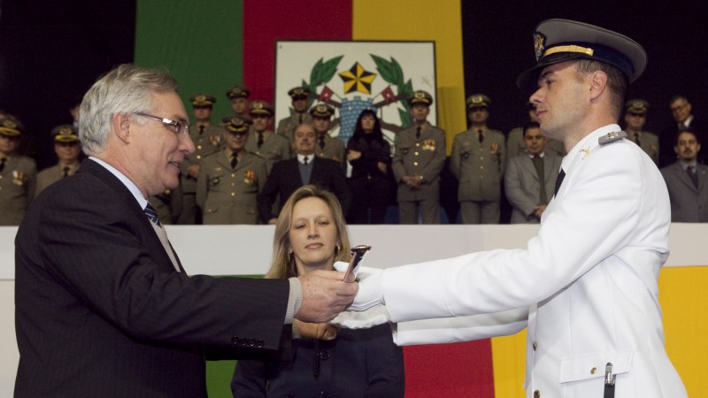 22.07.11 : Solenidade de formatura de novos oficiais, tenentes da Brigada Militar. O Vice-governador Beto Grill entrega espada ao tenente formando Vinícius Alexandre Karnikowski.