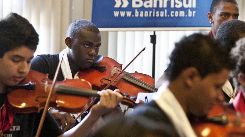 24.11.11: Apresenta&ccedil;&atilde;o da Orquestra Jovem do Rio Grande do Sul, sob a reg&ecirc;ncia do Maestro Telmo Jaconi, no Lan&ccedil;amento do Grupo Estrat&eacute;gico de Gest&atilde;o Socioambiental do Banrisul.