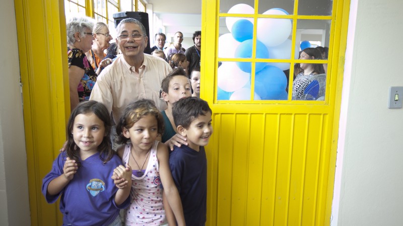 Secretário de educação José Clóvis de Azevedo desativa, em nome do governador Tarso Genro, a ùltima escola de lata do estado e inaugura oficialmente a Escola Rafaela Remião na Lomba do Pinheiro.