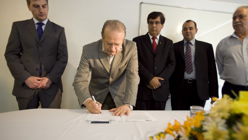 Assinatura do termo de adesão do Hospital de Santo Ângelo aos serviços do IPE. Na foto o Pref. Eduardo Loureiro,o Governador Tarso Genro, o Provedor do hospital Ataídes Reis Brum ,o Presidente do IPE Valter Morigi e o Secretário da Saúde Ciro Simoni.