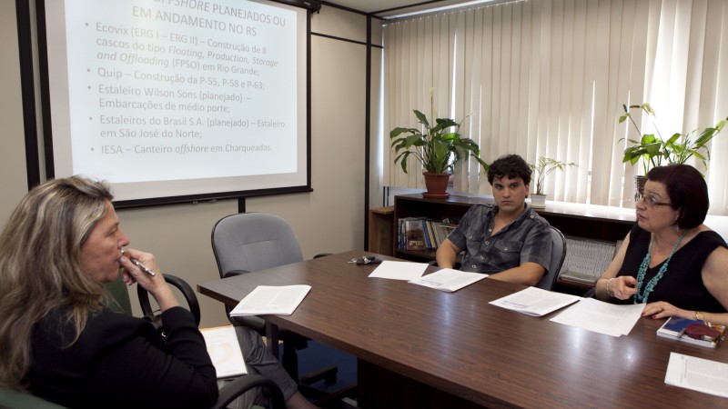 13.12.11: Os economistas da FEE Augusto Pinho de Bem e Beky Moron de Macadar durante a divulgação da carta de conjuntura da FEE.