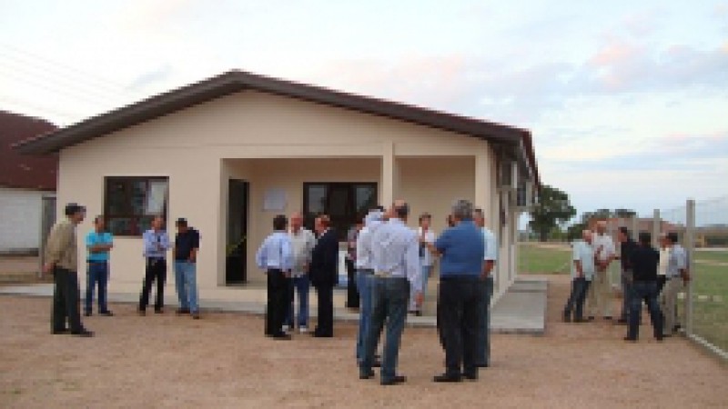 O presidente do Instituto Rio Grandense do Arroz (Irga), Claudio Brayer Pereira, inaugurou nessa quarta-feira (7) o N&uacute;cleo de Assist&ecirc;ncia T&eacute;cnica e Extens&atilde;o Rural de Tapes. Com investimentos de R$ 110 mil, o local promover&aacute; a difus&atilde;o de tecnologias por