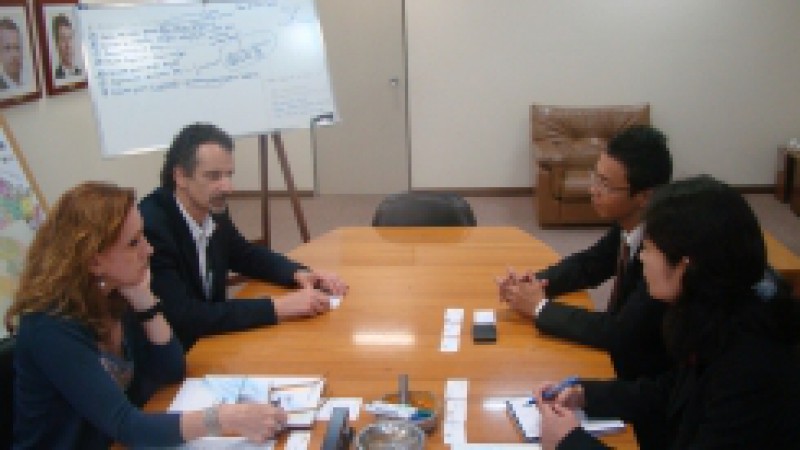 O secretário do Planejamento, Gestão e Participação Cidadã, João Motta recebeu, nesta quarta-feira (30), os representantes do Japan Bank For International Cooperation (JBIC), Fernando Masaki Nemoto e Nami Cristina Takahashi. A reunião teve como objetivo