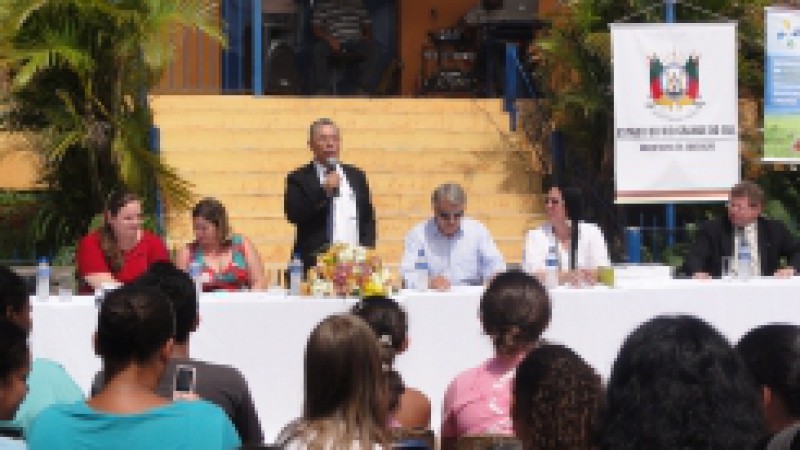 Alunos, professores, pais e equipe diretiva da Escola Estadual de Ensino Fundamental Stella Maris, de Alvorada, acompanharam, na manh&atilde; desta ter&ccedil;a-feira (29),&nbsp;a entrega simb&oacute;lica de quatro tablets da marca Samsung Galaxy. At&eacute; o final da semana todos os