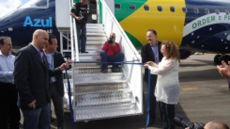 A secretária do Turismo, Abgail Pereira, participou na manhã desta quarta-feira (23) de um voo panorâmico promovido pela Azul Linhas Áreas Brasileiras, em Caxias do Sul. Foi celebrado o começo das operações na cidade, que ocorreu no dia 10 de novembro.