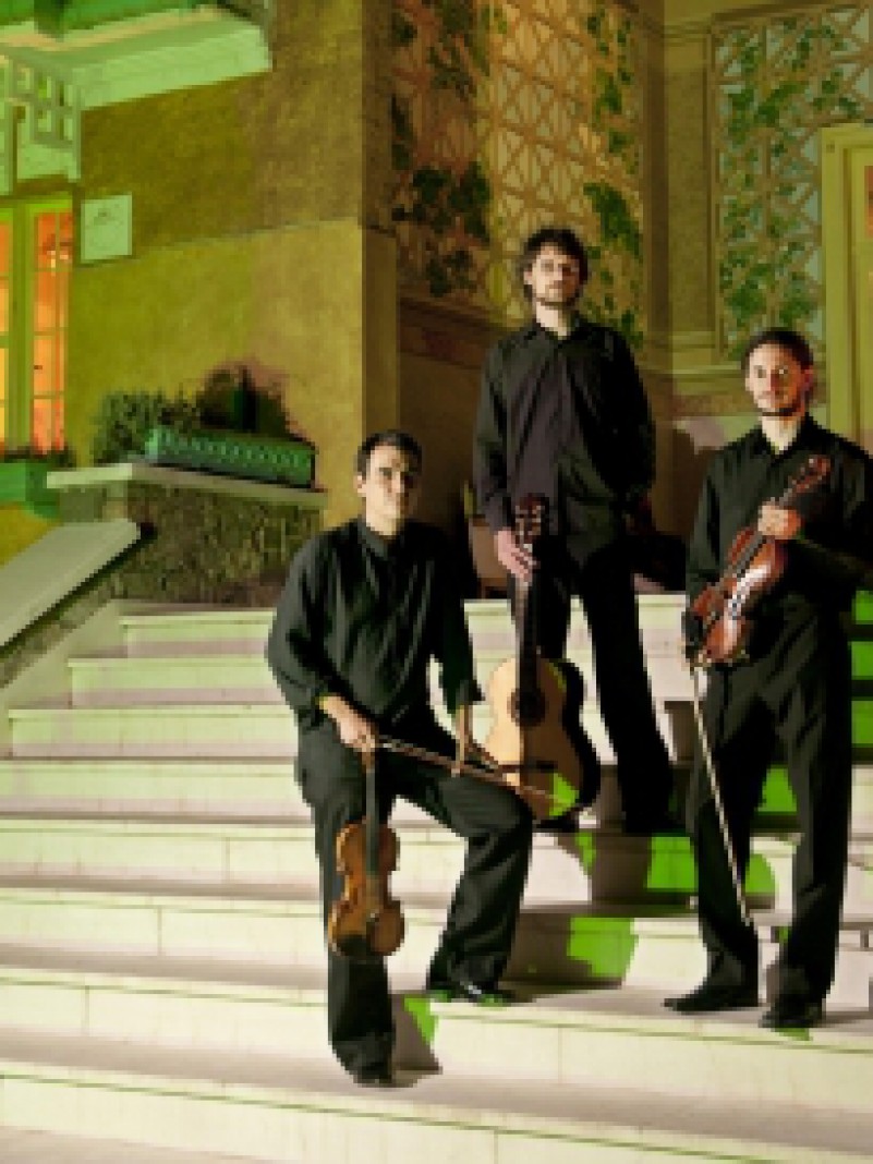 A busca de uma nova expressão para o tango de Piazzolla e o destaque do violino e outros instrumentos como personagem de sua obra, é o mote de Libertango, show que o violonista Marcos Mattutto Foschiera e os violinistas Vinícius Farina e Giovani dos
