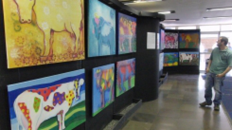 O hall da Ala Sul do Centro Administrativo Fernando Ferrari (Caff) recebe,&nbsp;at&eacute; o dia 06/12, a exposi&ccedil;&atilde;o Deleite. A mostra, que teve in&iacute;cio nesta quarta-feira (16), apresenta 32 telas (de 1m x 70cm) produzidas por pessoas de Novo Hamburgo, Campo Bom, S&atilde;o