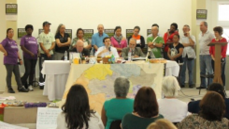 A Cadeia Solidária Binacional do PET começou a ser consolidada nesta terça-feira (8). Foi assinado um termo de cooperação entre o Governo do Estado, por meio da Secretaria Estadual da Economia Solidária e Apoio à Micro e Pequena Empresa (Sesampe), e o