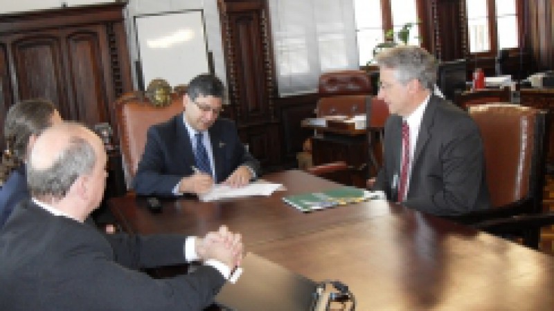 A Secretaria Estadual da Fazenda, por meio da Receita Estadual, e o Conselho Regional de Contabilidade do Rio Grande do Sul (CRC-RS) assinaram na tarde desta segunda-feira (07), termo de cooperação técnica visando qualificar constantemente o atendimento