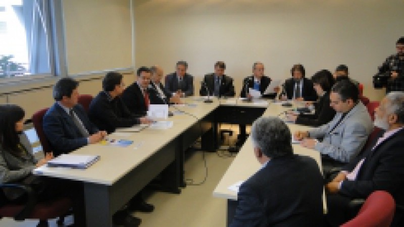 O secretário de Infraestrutura e Logística, Beto Albuquerque, participou de reunião realizada na Câmara de Vereadores de Porto Alegre, durante a manhã desta quinta-feira (15). Acompanhado de representantes da Companhia Estadual de Energia Elétrica