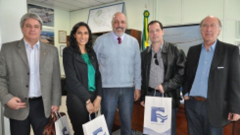 O superintendente do Porto do Rio Grande, Dirceu Lopes, recebeu, na manhã desta quarta-feira (14), a visita da vice cônsul do Canadá e Gerente de desenvolvimento de negócios no Rio de Janeiro, Meena Bhullar, e do chefe do escritório comercial do governo