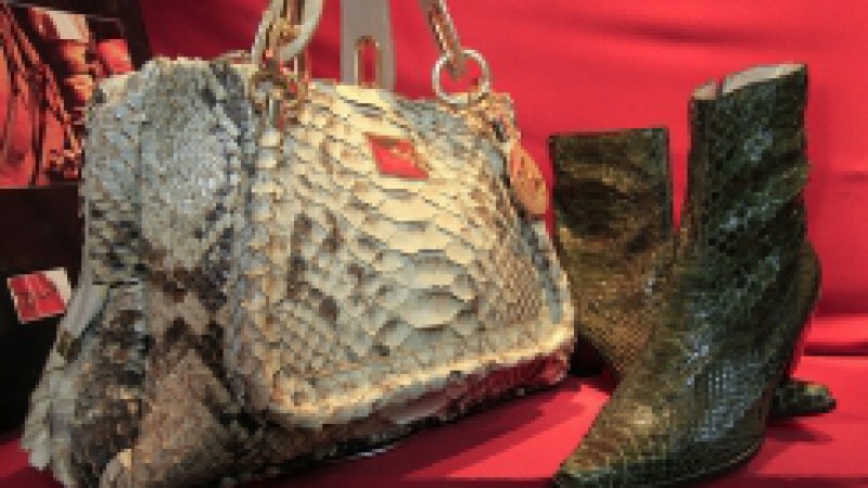 Indispens&aacute;vel, tanto nas lojas de grife como nas populares, os artigos de couro, como bolsas, botas, chap&eacute;us e casacos, est&atilde;o, mais do que nunca, entre os produtos mais cobi&ccedil;ados da 34&ordf; Expointer. Para agradar o estilo de vida dos clientes, os